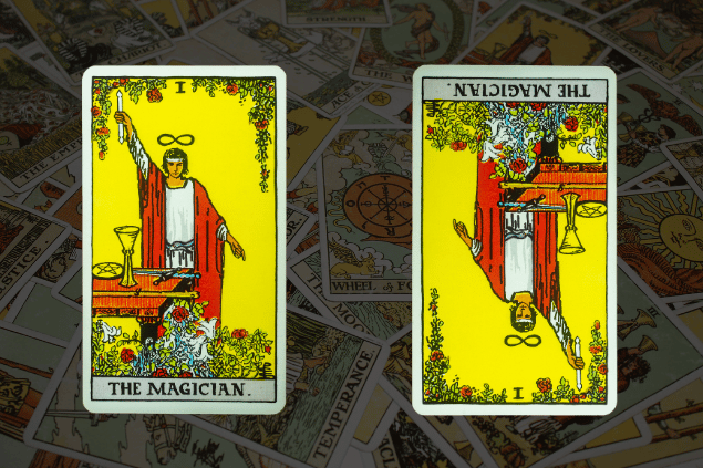 Montagem com a carta O Mago do Tarot na posição normal e outra carta O Mago na posição invertida. Ao fundo, há várias cartas de Tarot.