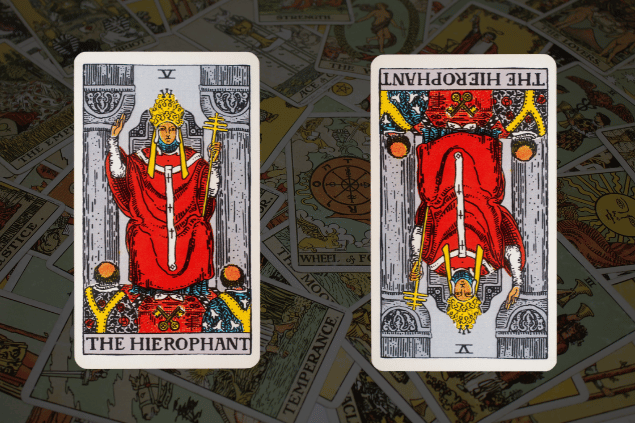 Montagem com a carta O Papa do Tarot na posição normal e outra carta O Papa na posição invertida. Ao fundo, há várias cartas de Tarot.