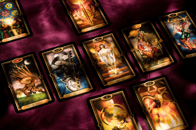 Nove cartas de Tarot viradas para cima estão dispostas em uma mesa.