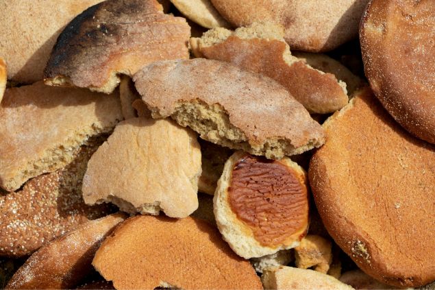 Pedaços de pães secos.