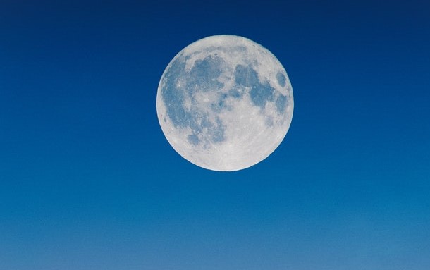 Lua Cheia no meio do céu