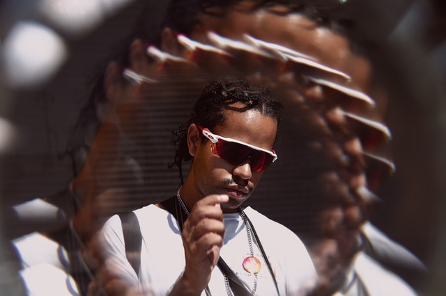 Homem negro usando óculos escuros.