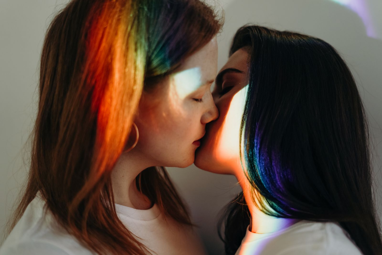 Casal de mulheres se beijando 