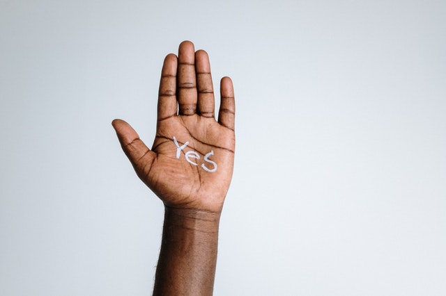 Mão negra com a palavra 