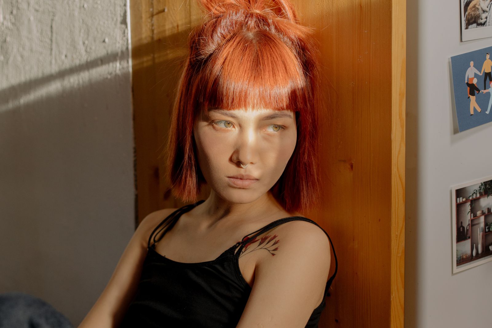 Mulher encostada em uma parede