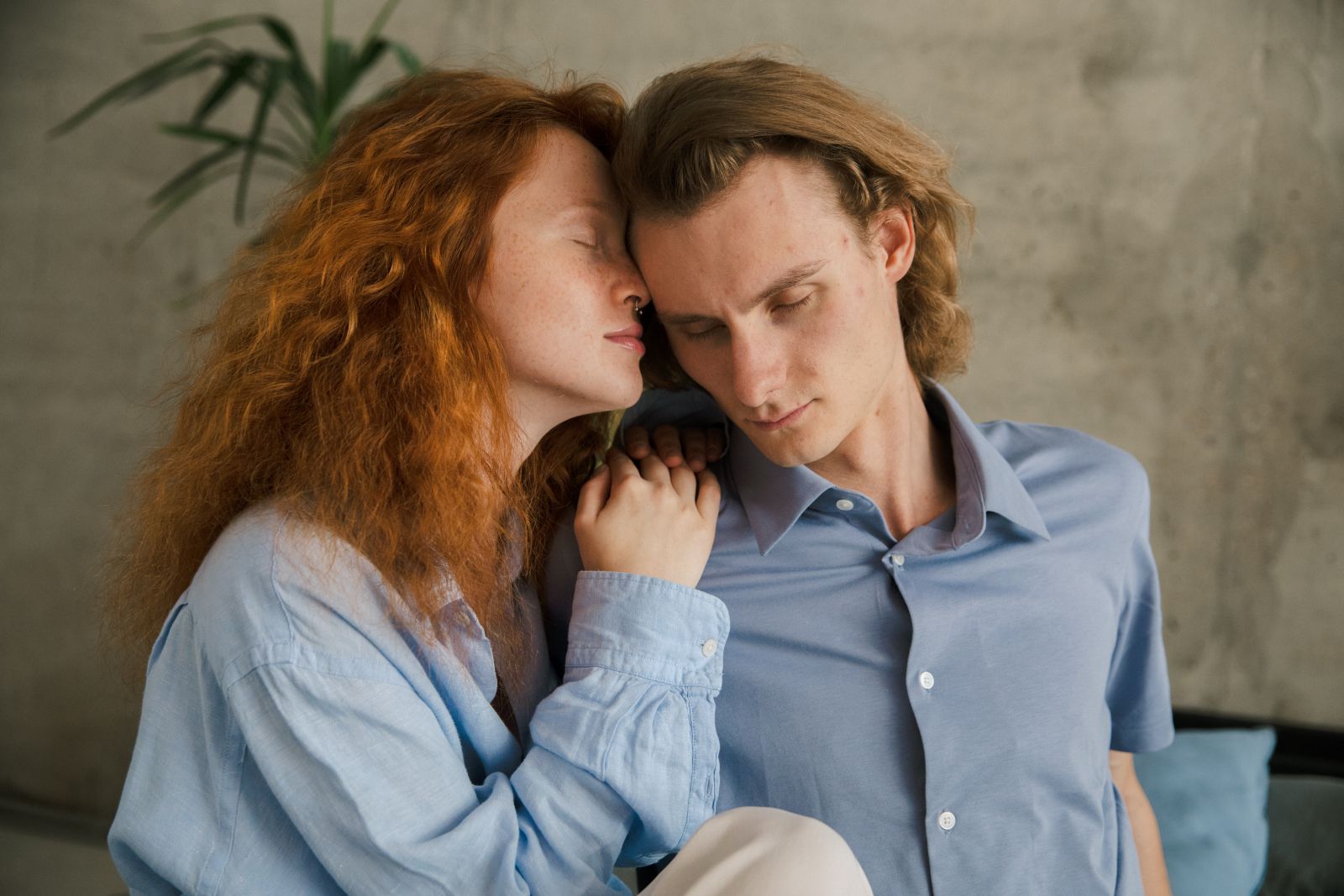 Casal de homem e mulher um ao lado do outro