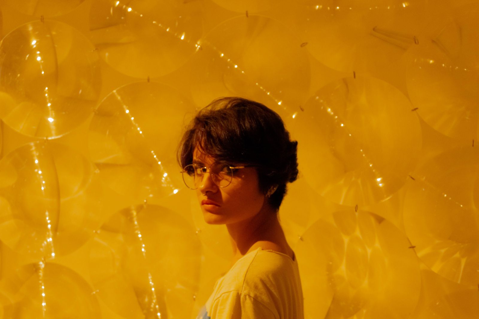 Mulher de óculos olhando para o lado