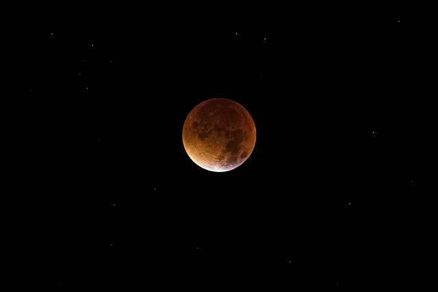 Eclipse Solar em meio a um céu estrelado
