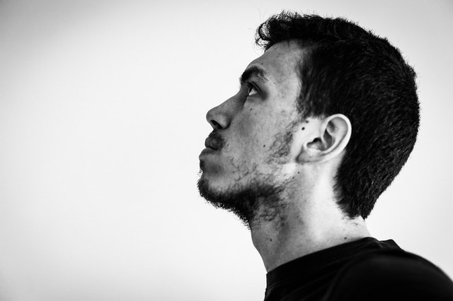 Homem à direita da foto olhando para cima 