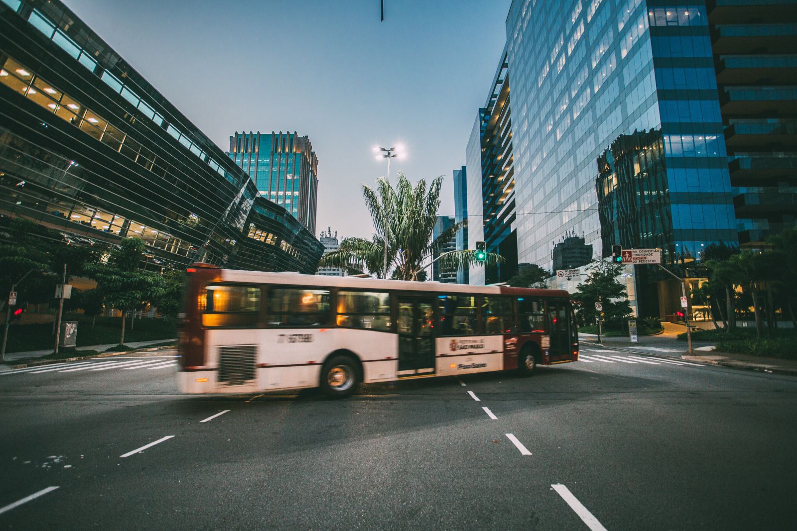 Ônibus fazendo curva na rua