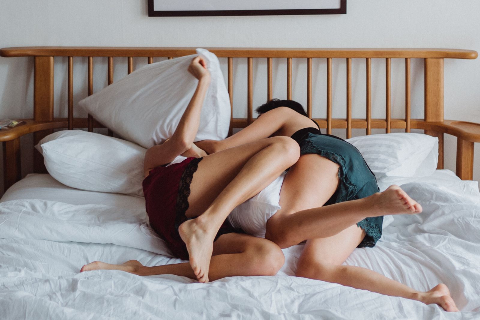 Casal de mulheres deitadas na cama