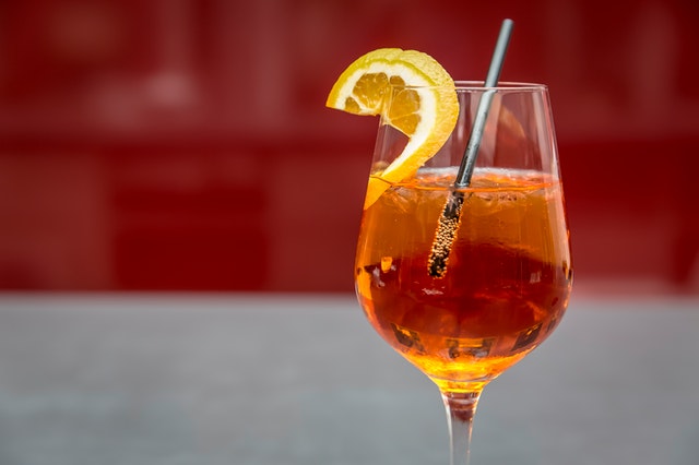 Taça com Aperol Spritz.
