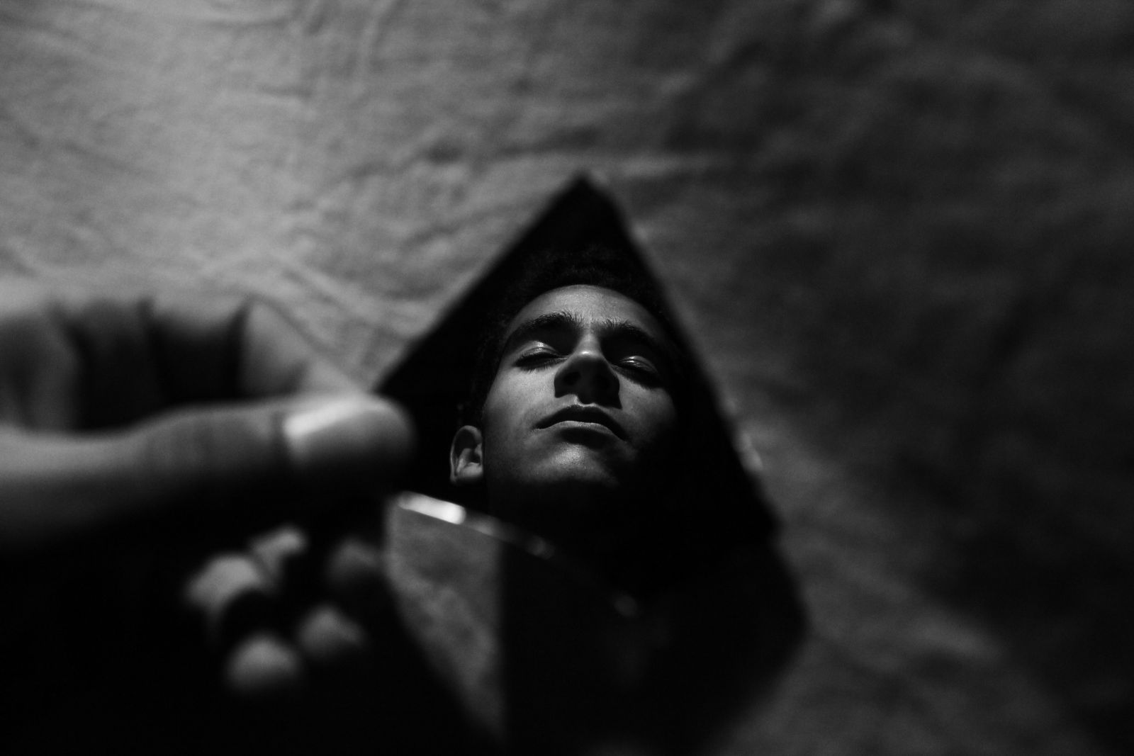 Pedaço de vidro refletindo homem