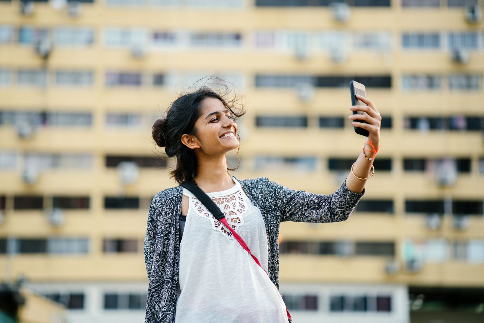 Mulher tirando selfie na rua
