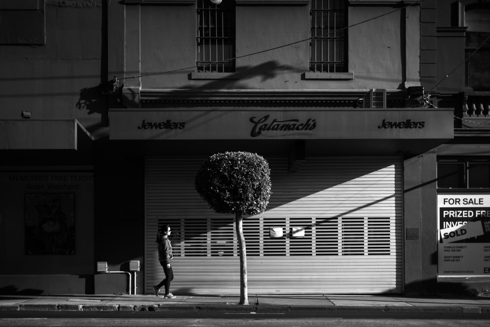 Mulher andando sozinha na rua