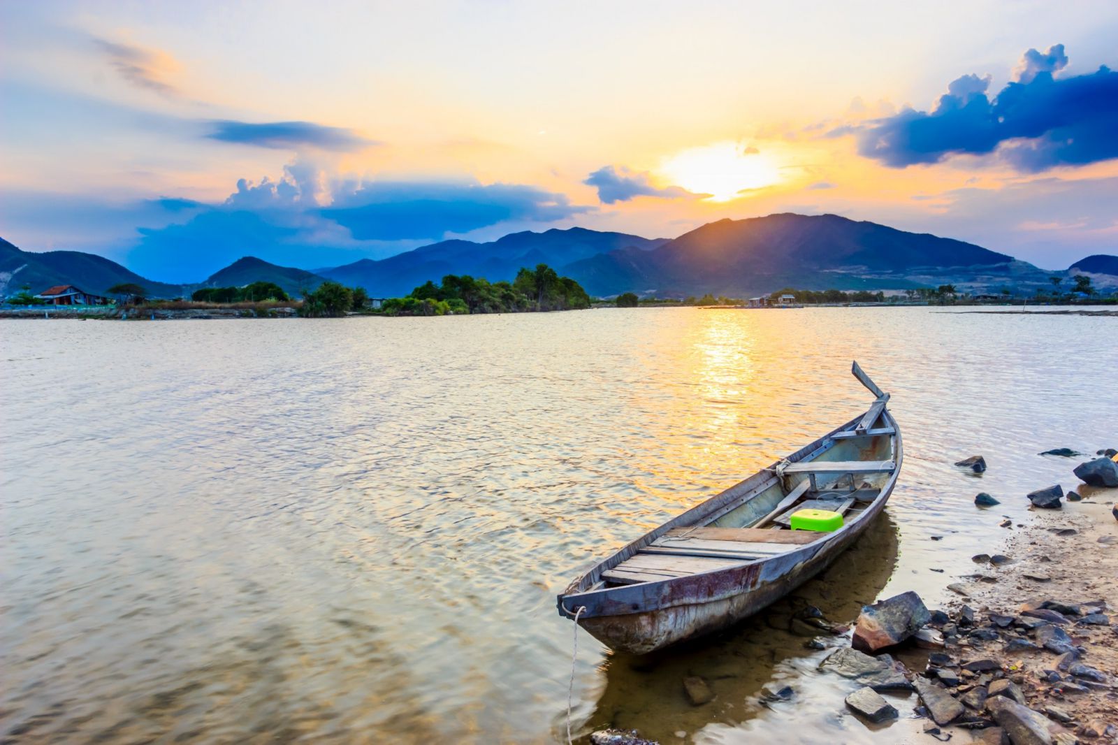 Canoa encostada na beira da praia