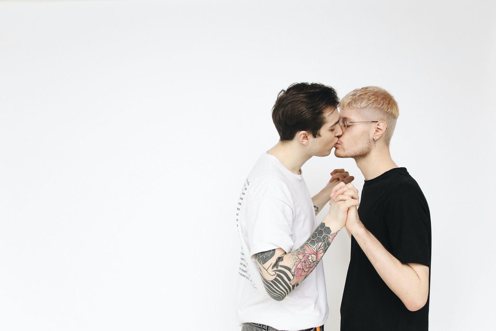 Casal de homens se beijando
