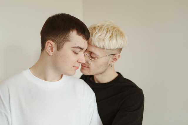 Homens brancos abraçados.