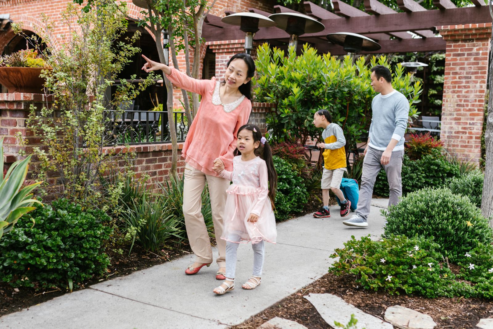 Família nadando na rua