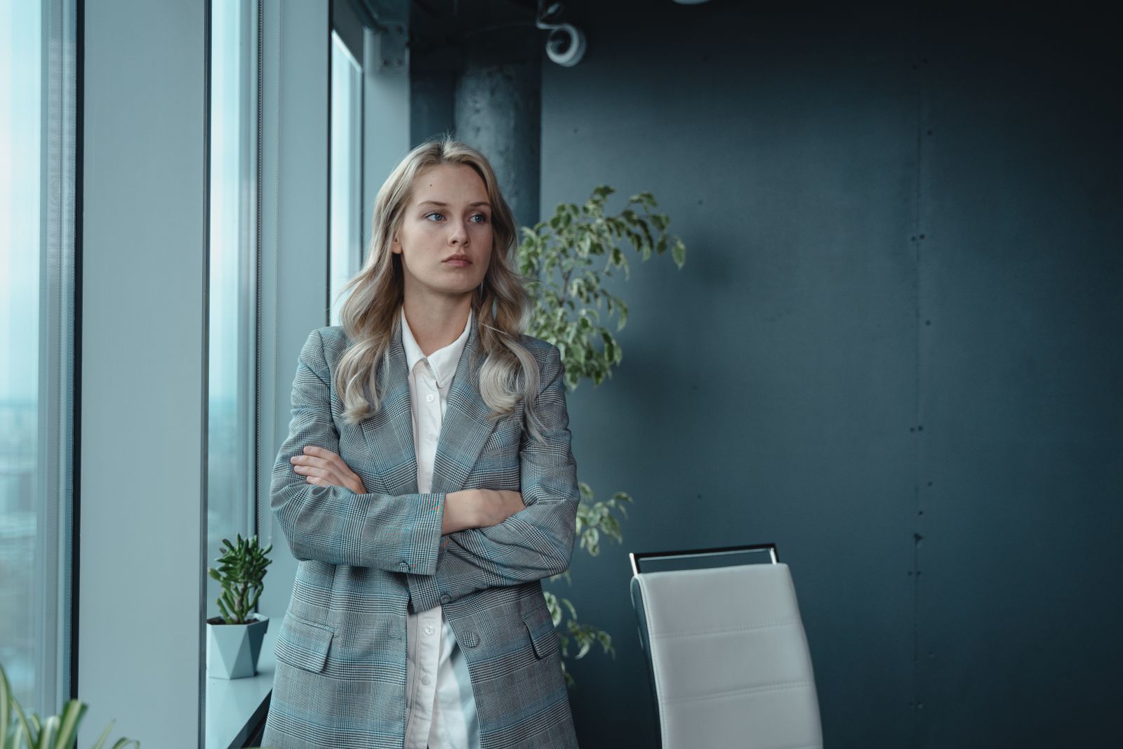 Mulher de braços cruzados