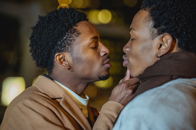 Homens negros se beijando.