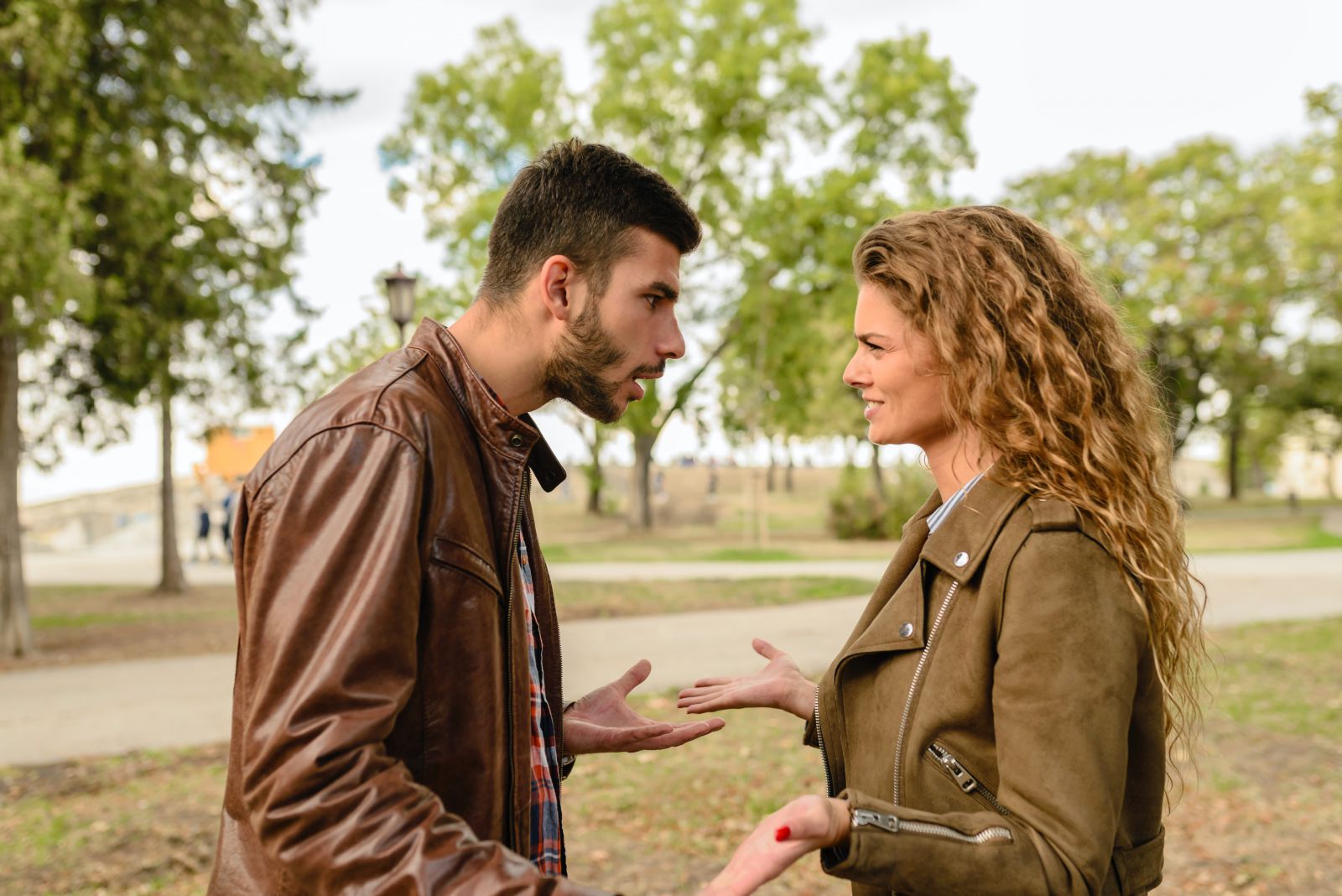 Mulher e homem discutindo na praça
