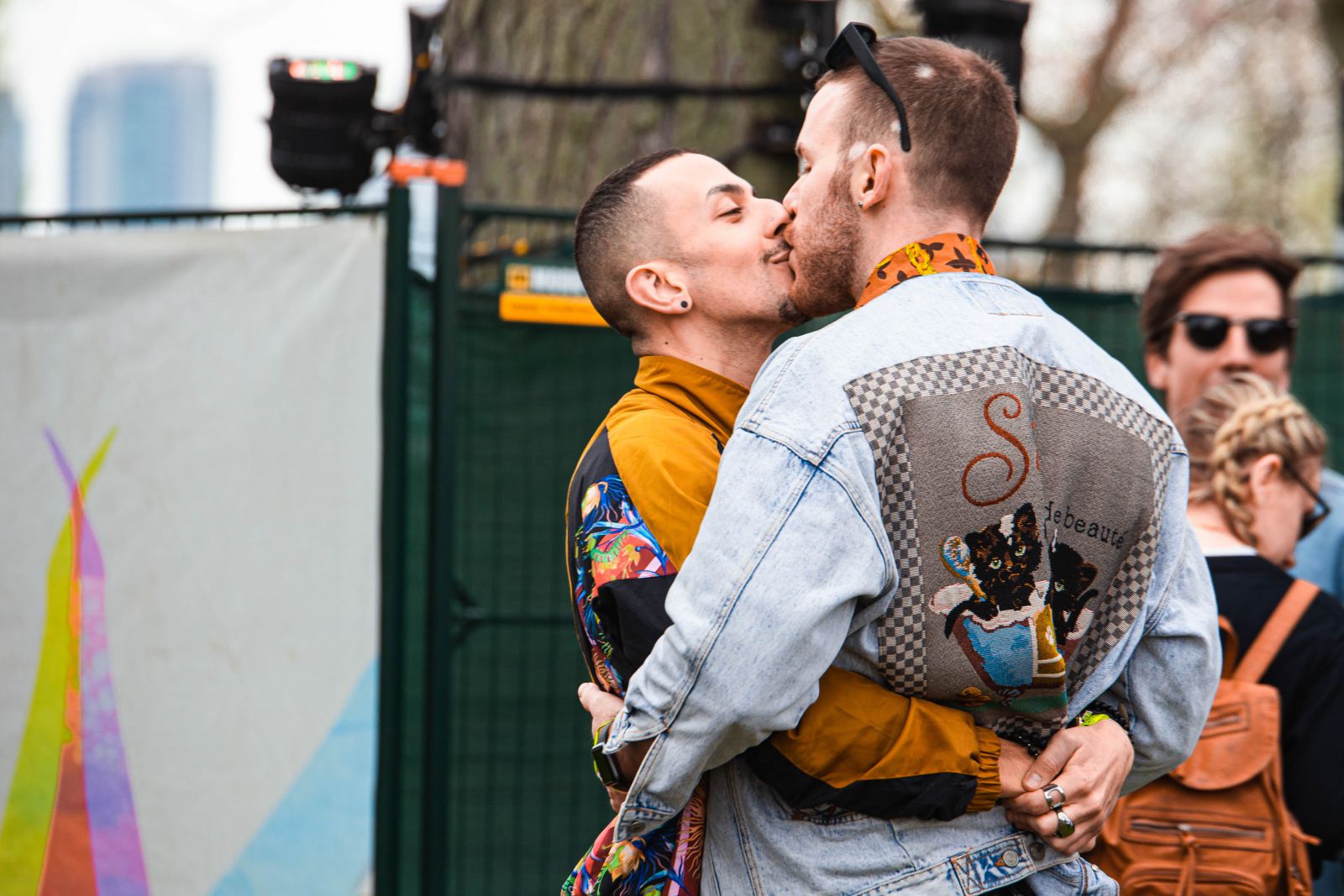 Casal de homens se beijando
