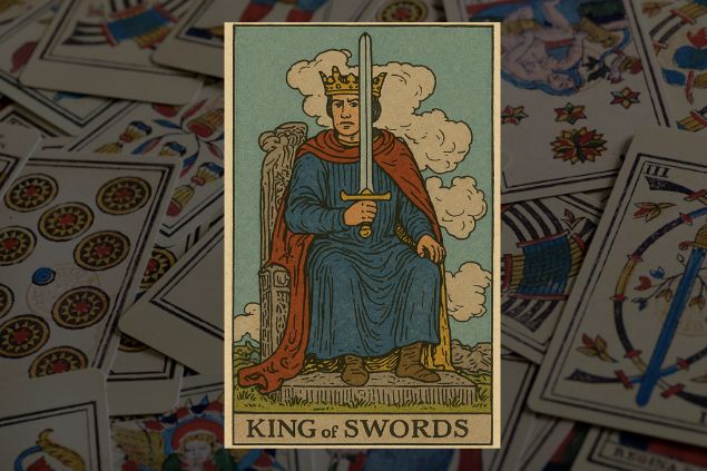 Imagem de fundo com numa variedade de cartas do tarot. Em destaque, a imagem da carta da Rei de Espadas.