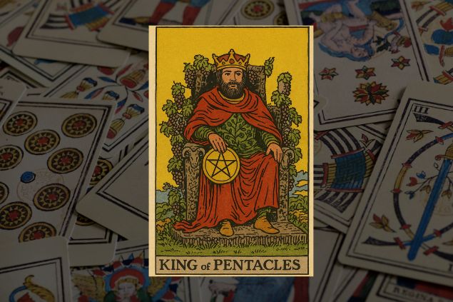 Imagem de fundo com numa variedade de cartas do tarot. Em destaque, a imagem da carta da Rei de Ouros.
