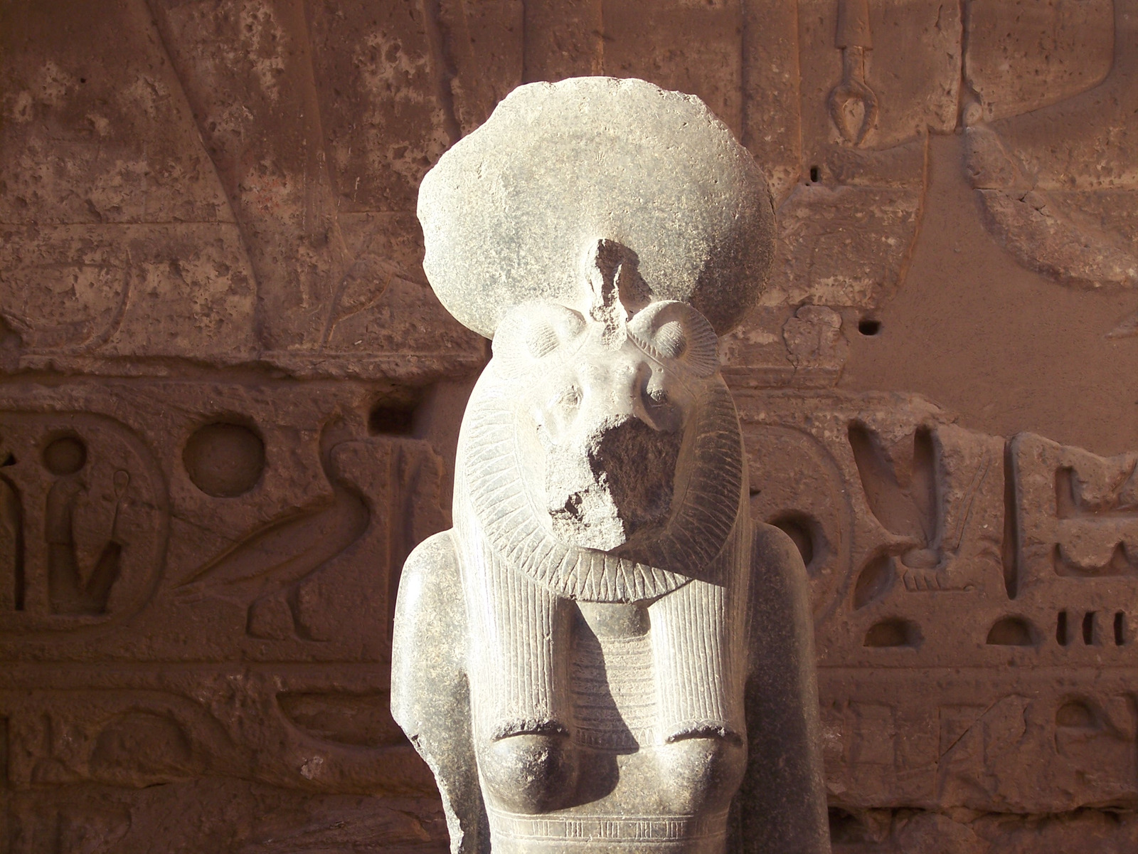 Escultura branca da Deusa Taueret.