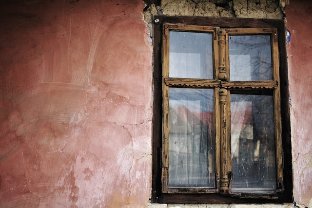 Janela antiga com madeira quebradiça.