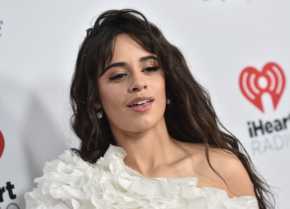 Camila Cabello de roupa branca.