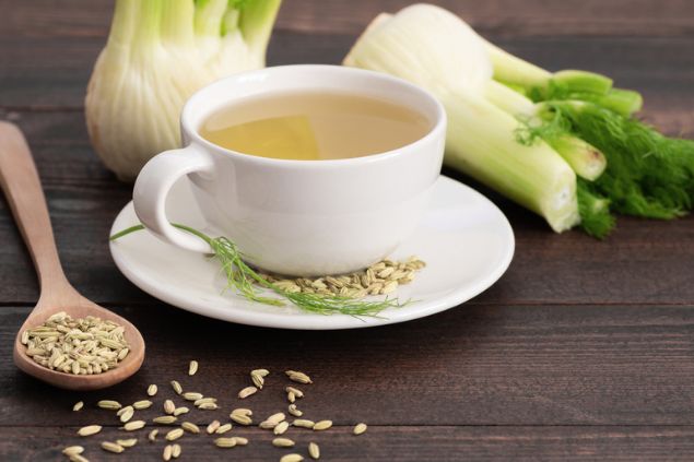 Xícara de chá de funcho.