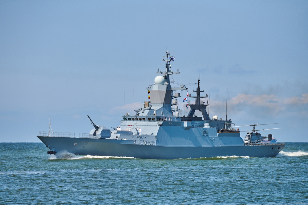 Navio de guerra navegando no mar 