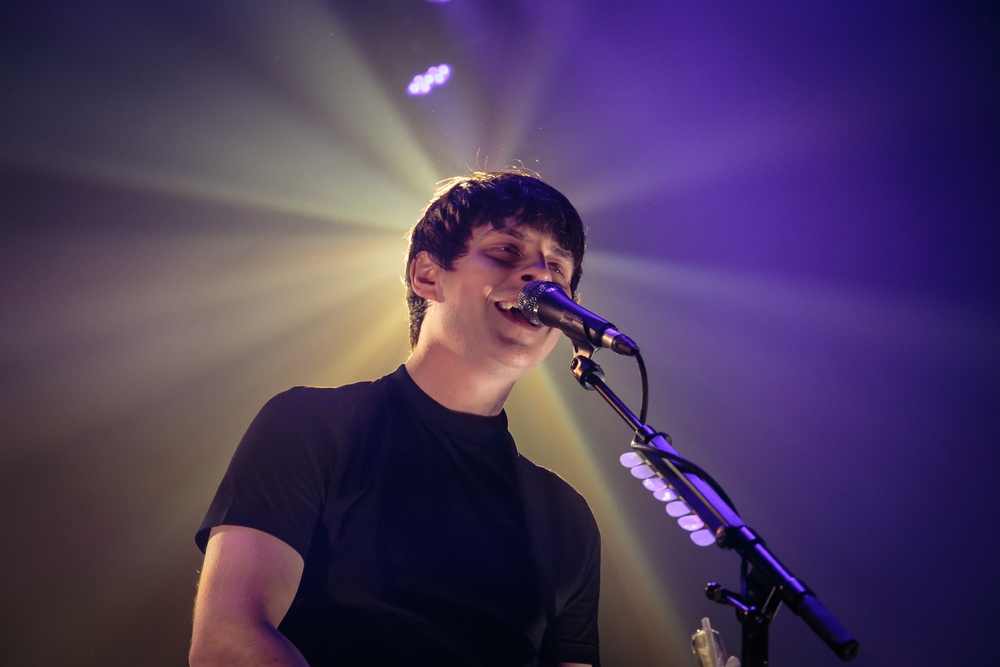 Jake Bugg cantando.