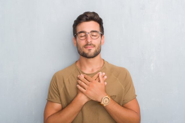 Homem com os olhos fechado e o semblante sereno, repousando as mãos no peito.