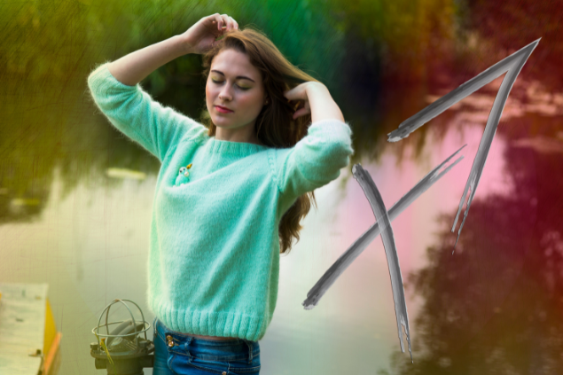 Dzhulbee / Getty Images / Canva Imagem de uma mulher usando uma blusa na cor verde água e em destaque o ícone do signo de sagitário