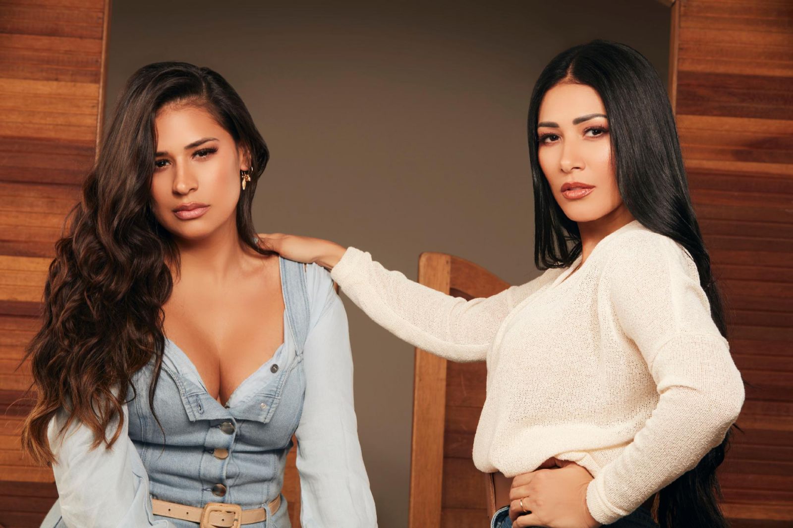 Simone e Simaria uma ao lado da outra olhando para frente séria