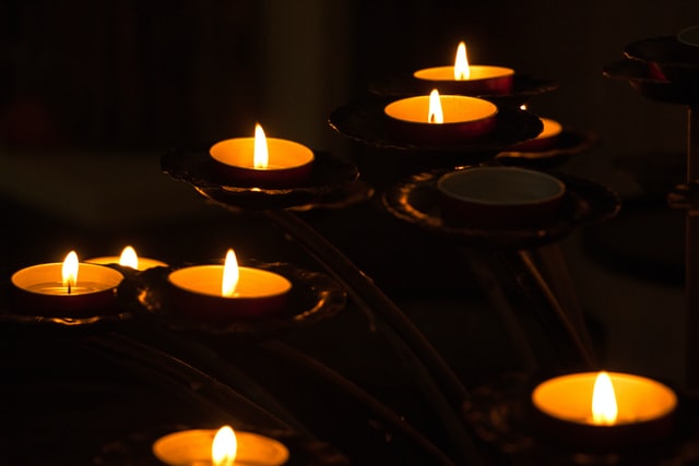 Pequenas velas laranjas.