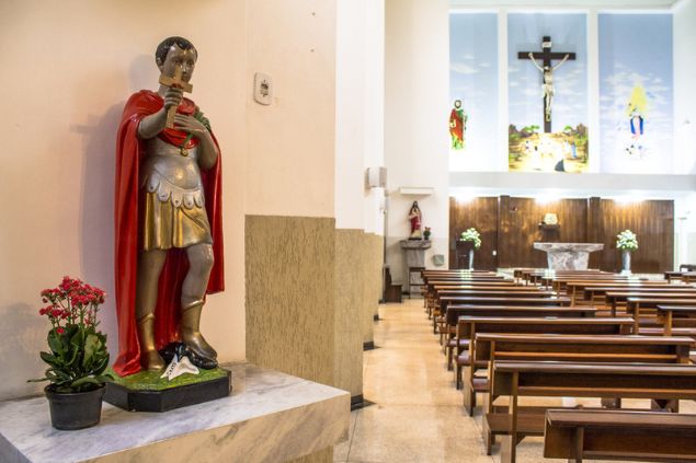 Imagem de Santo Expedito dentro de uma igreja.