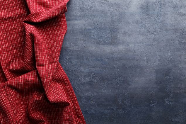 Um pano vermelho amarrotado.