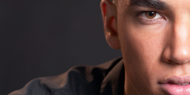 Homem visto de frente com o semblante sério.