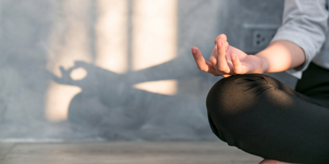 Mulher em momento meditativo.