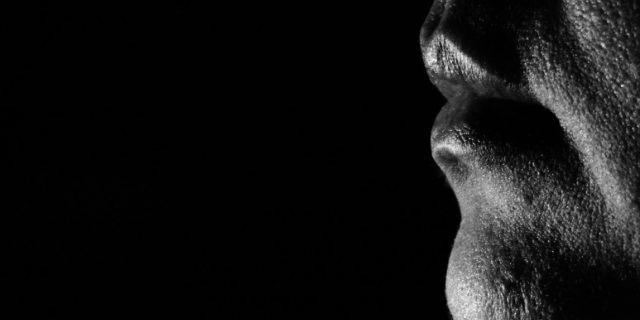 Lábios selados vistos de perfil. Imagem preta e branca.