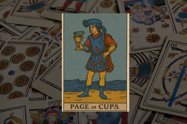 Imagem de fundo com numa variedade de cartas do tarot. Em destaque, a imagem da carta do Valete de Copas
