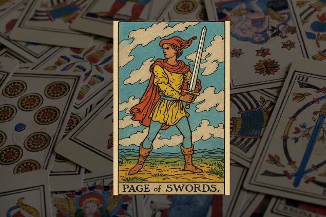 Imagem de fundo com numa variedade de cartas do tarot. Em destaque, a imagem da carta do Valete de Espadas