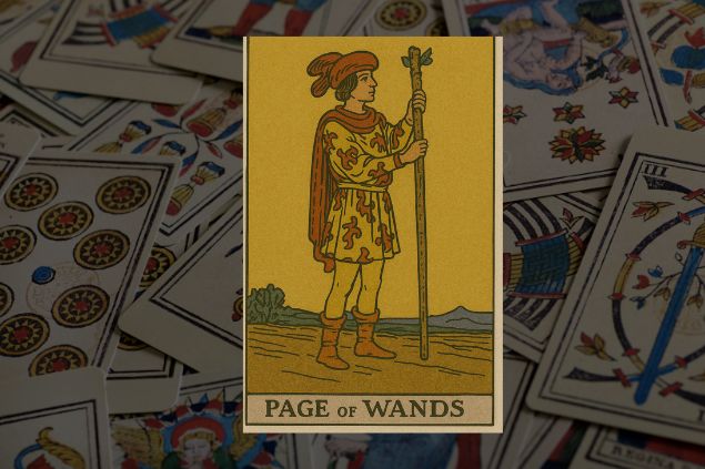 Imagem de fundo com numa variedade de cartas do tarot. Em destaque, a imagem da carta do Valete de Paus