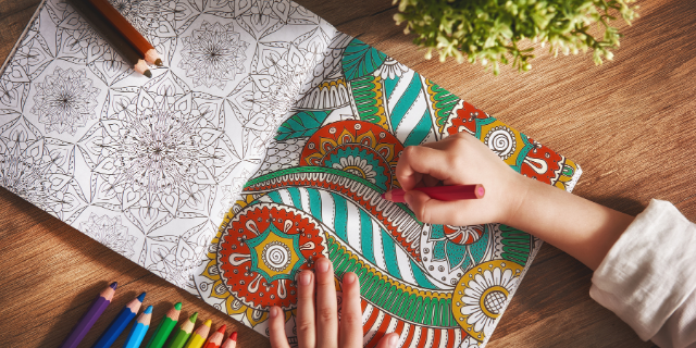 Livro sendo colorido.