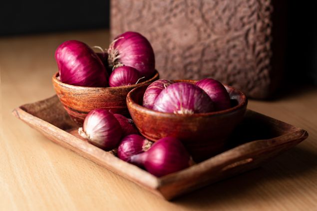 Uma porção de cebolas roxas.