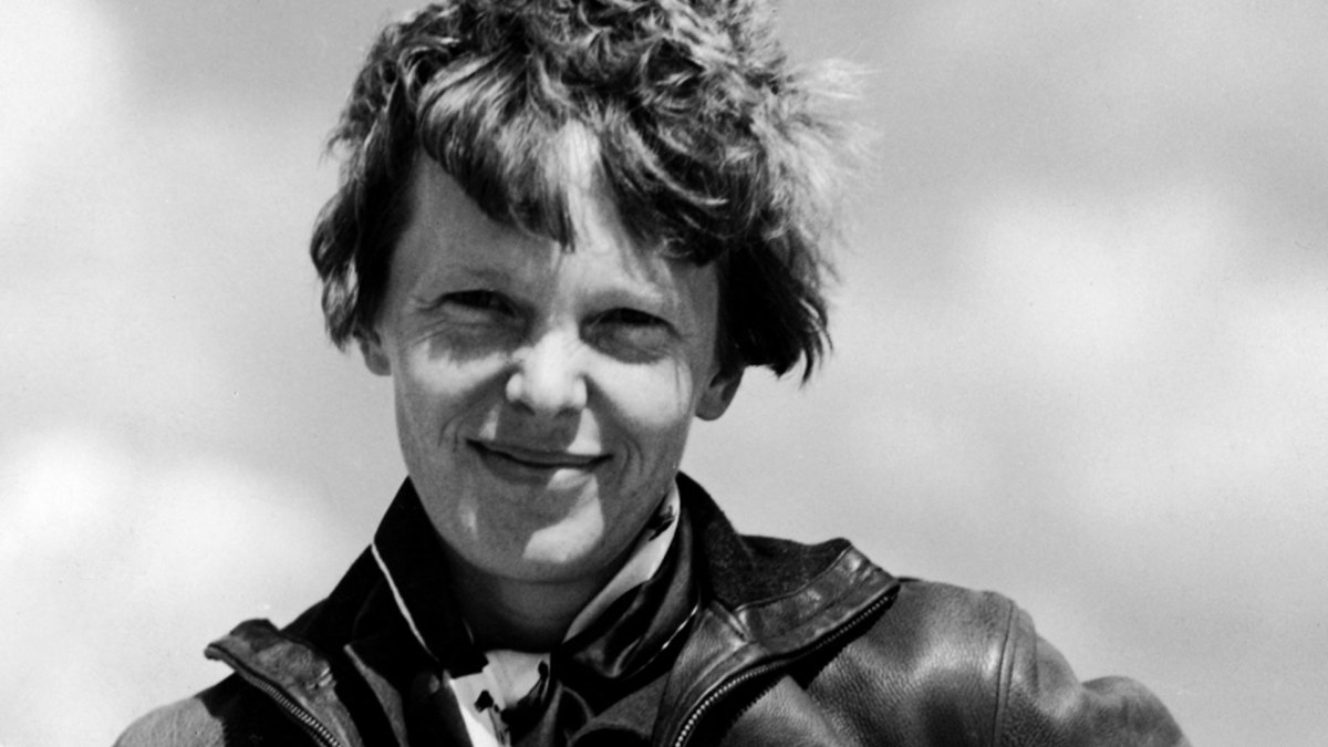 Amelia Earhart olhando para frente e sorrindo
